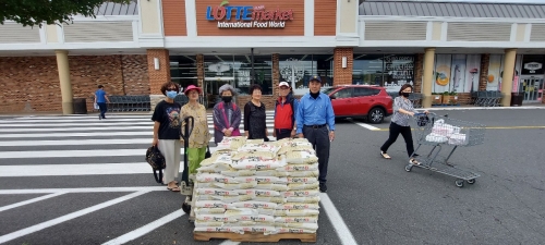 어르신들에게 ‘사랑의 쌀’ 전달