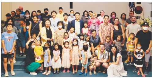 맥클린 한국학교 종강식에서 어린이들과 관계자들이 기념촬영을 했다.