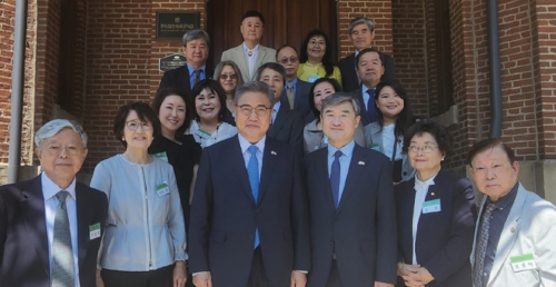 대한제국공사관 앞에서 박진 외교부장관, 조태용 주미대사가 한인들과 기념촬영 했다.